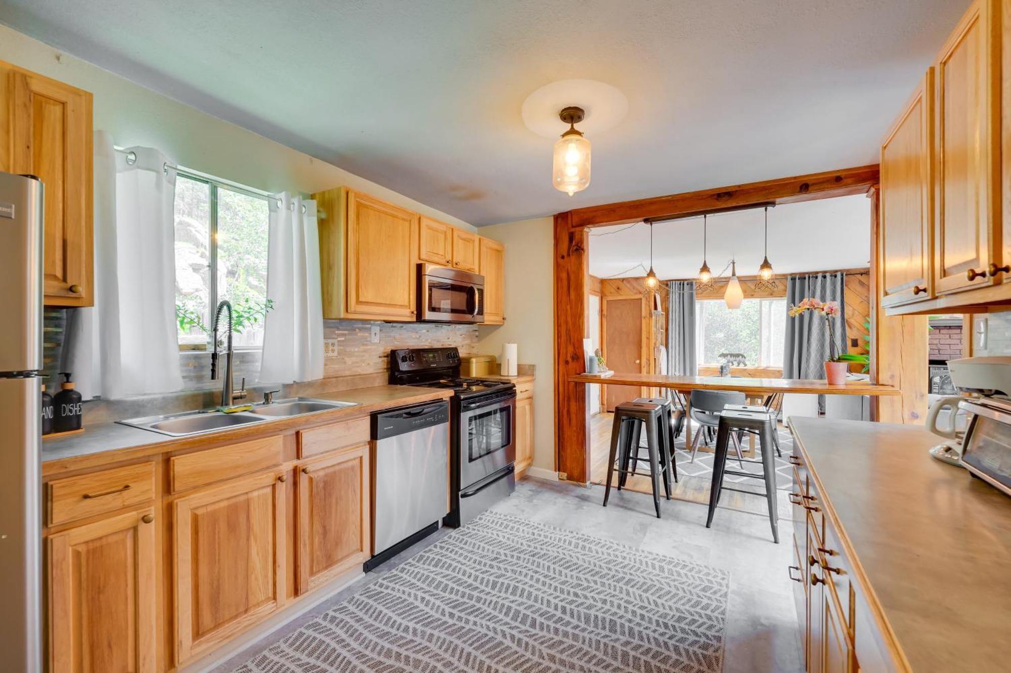 Stunning Golden Home With Deck About 35 Mi To Denver! ภายนอก รูปภาพ