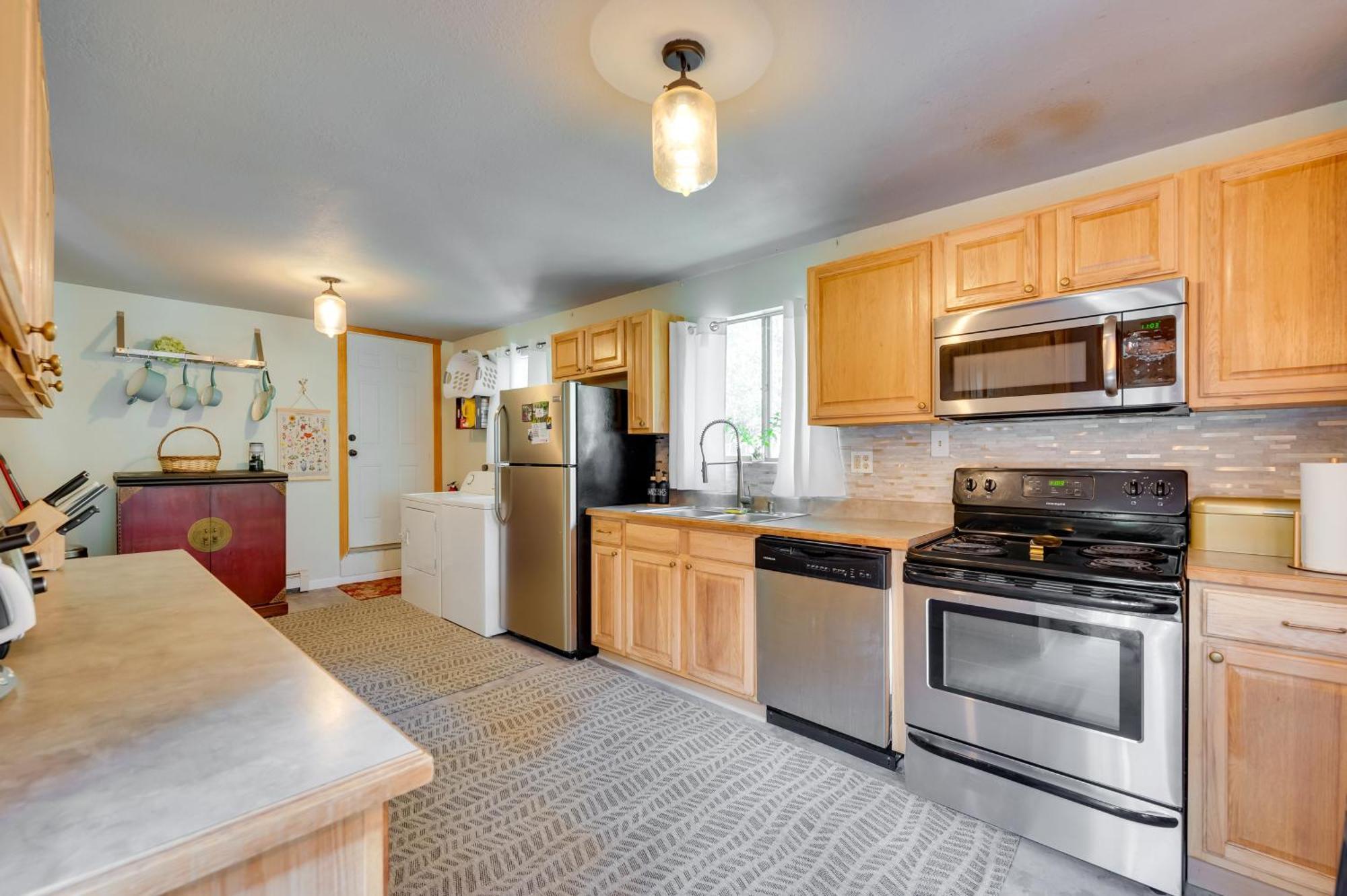 Stunning Golden Home With Deck About 35 Mi To Denver! ภายนอก รูปภาพ
