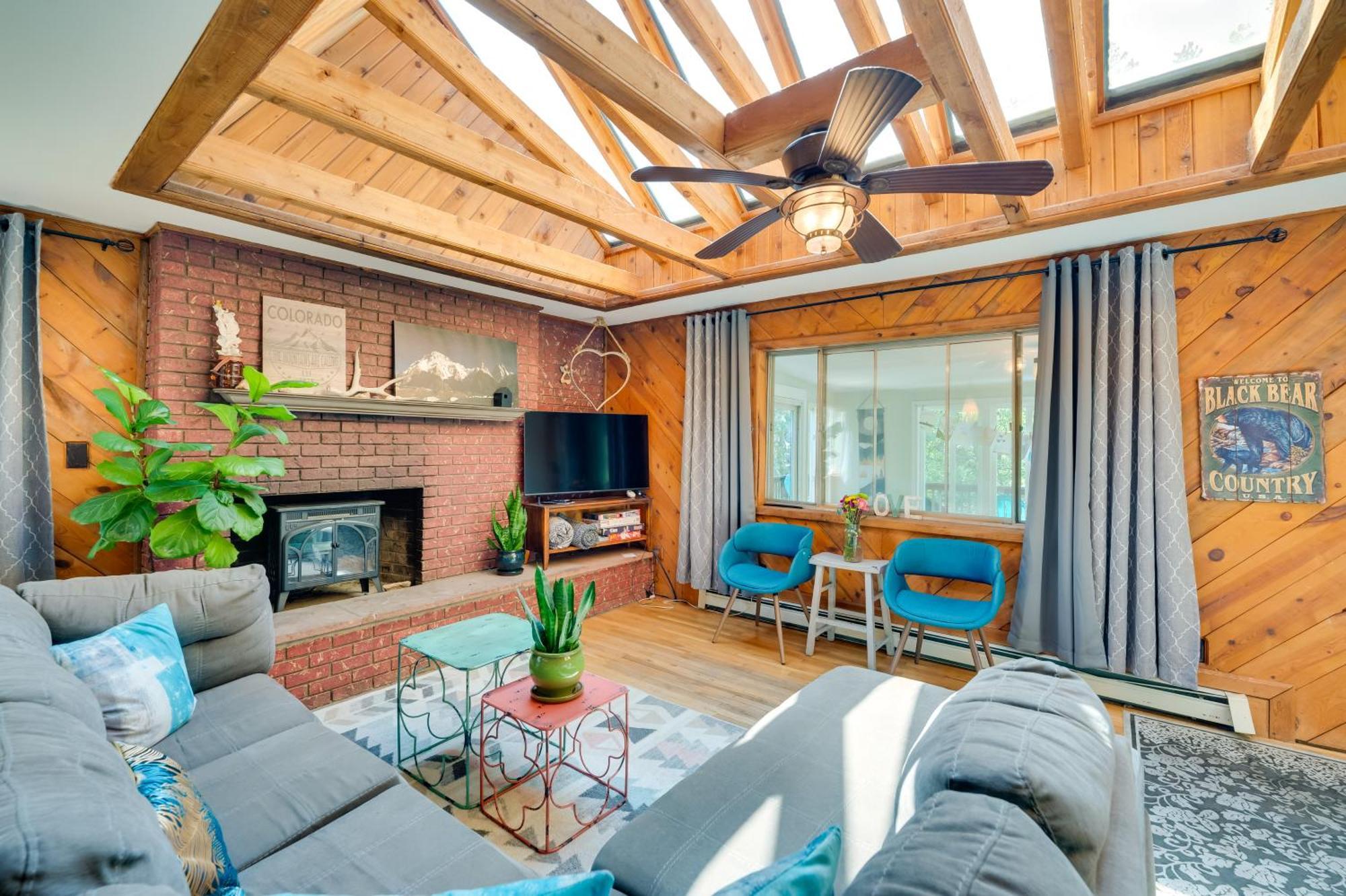 Stunning Golden Home With Deck About 35 Mi To Denver! ภายนอก รูปภาพ