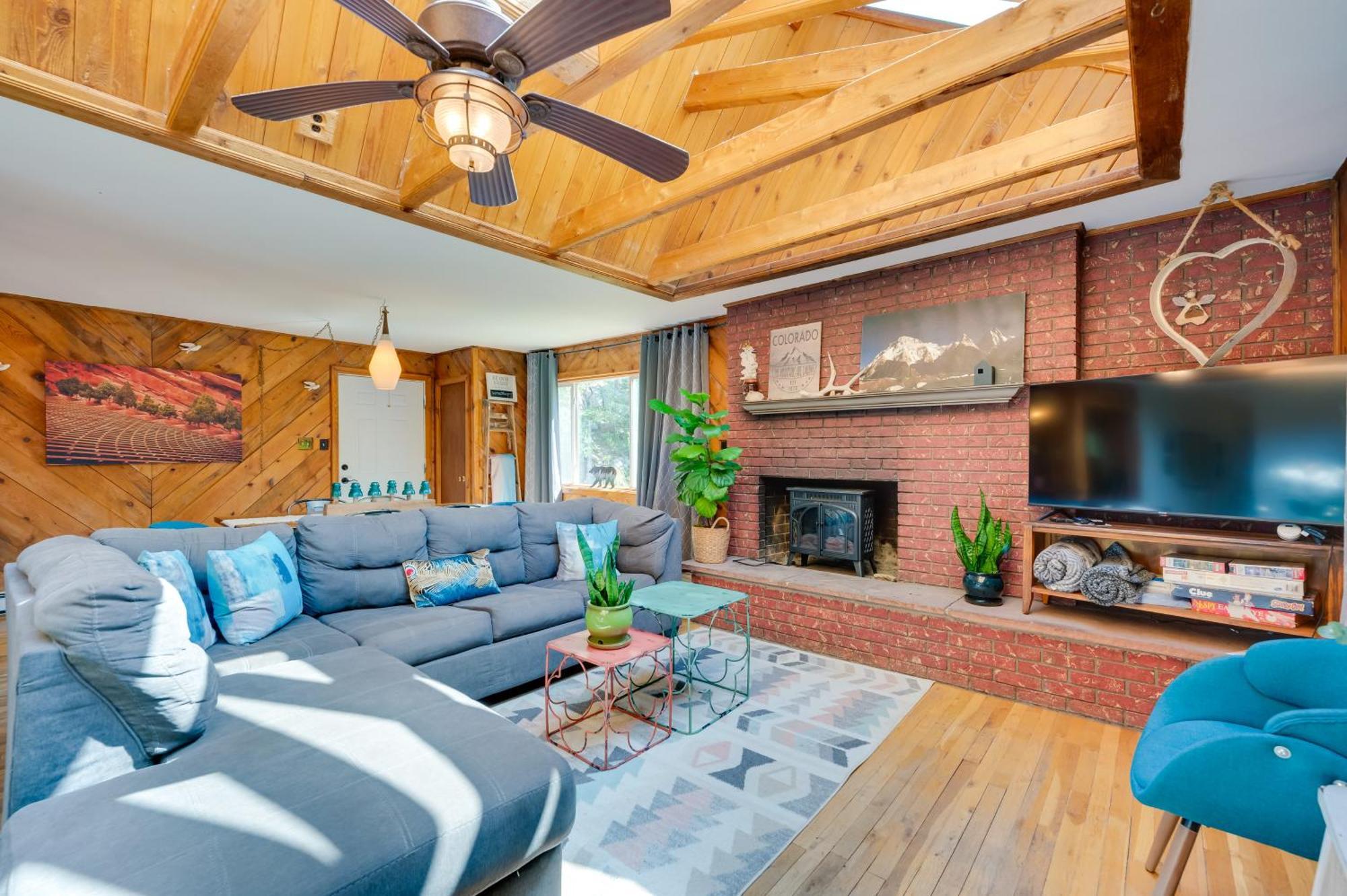 Stunning Golden Home With Deck About 35 Mi To Denver! ภายนอก รูปภาพ